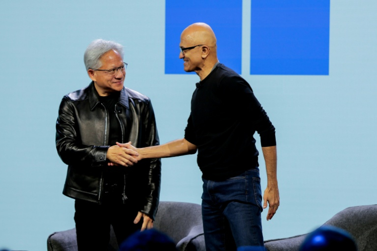Le PDG de Nvidia, Jensen Huang (g), et le PDG de Microsoft, Satya Nadella,  lors d'un événement Windows, le 7 octobre 2026 à San Francisco, en Californie ( GETTY IMAGES NORTH AMERICA / Heather Diehl )