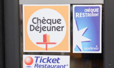 (Crédits photo : Adobe Stock - Affichage des titres restaurant acceptés par les restaurants et commerçants)