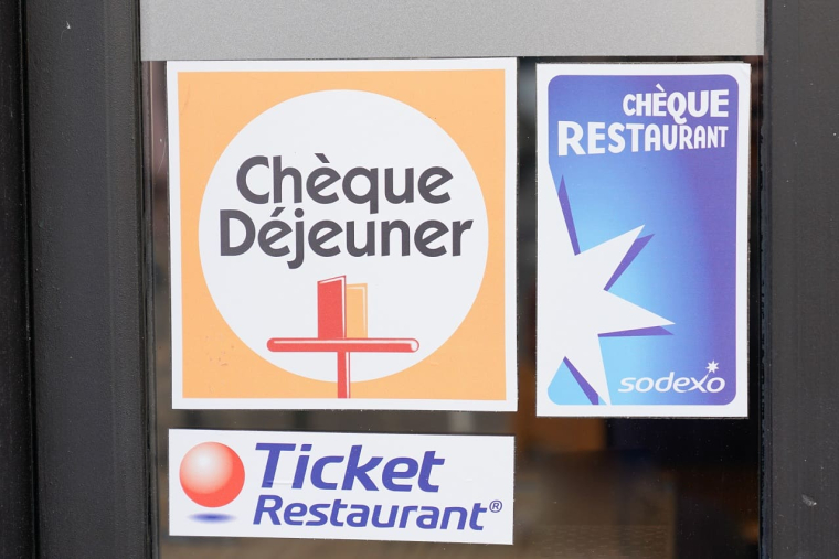 (Crédits photo : Adobe Stock - Affichage des titres restaurant acceptés par les restaurants et commerçants)