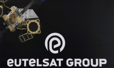 Des antennes paraboliques de couverture GEO sont visibles sur le toit du siège d'Eutelsat Group Paris à Issy-les-Moulineaux