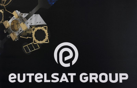 Des antennes paraboliques de couverture GEO sont visibles sur le toit du siège d'Eutelsat Group Paris à Issy-les-Moulineaux
