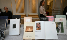 Des exemplaires des ouvrages de l'auteure canadienne Anne Carson sont exposés à l'Académie suédoise de Stockholm, le 8 octobre 2026 ( AFP / Jonathan Nackstrand )