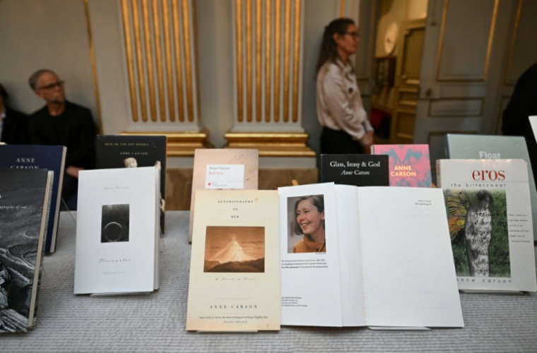 Des exemplaires des ouvrages de l'auteure canadienne Anne Carson sont exposés à l'Académie suédoise de Stockholm, le 8 octobre 2026 ( AFP / Jonathan Nackstrand )