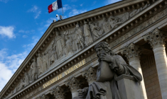 Une statue de Jean-Baptiste Colbert, artisan principal du Code noir de 1685,  sur le parvis du Palais Bourbon, siège de l'Assemblée nationale, le 10 juillet 2024 à Paris ( AFP / JOEL SAGET )