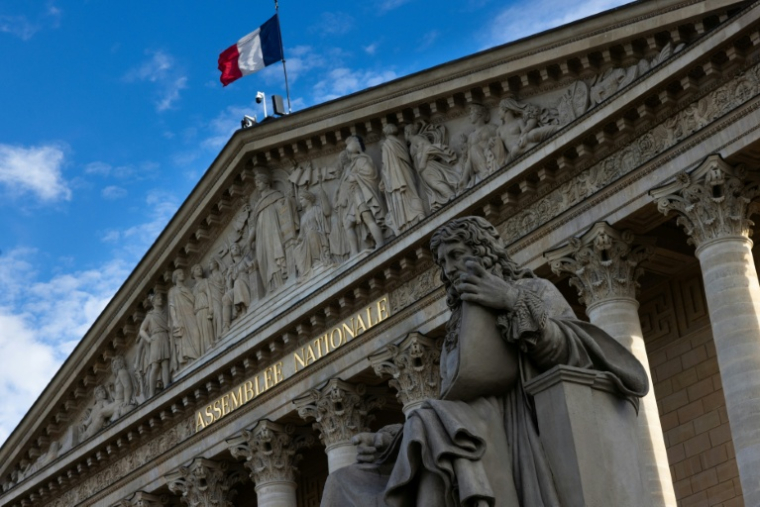 Une statue de Jean-Baptiste Colbert, artisan principal du Code noir de 1685,  sur le parvis du Palais Bourbon, siège de l'Assemblée nationale, le 10 juillet 2024 à Paris ( AFP / JOEL SAGET )