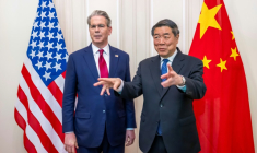Photo diffusée par les Affaires étrangères suisses le 14 mai 2025 montrant le vice-Premier ministre chinois He Lifeng (à droite) et le secrétaire au Trésor américain Scott Bessent, le 10 mai 2025 à Genève ( FDFA / MARTIAL TREZZINI )