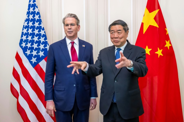 Photo diffusée par les Affaires étrangères suisses le 14 mai 2025 montrant le vice-Premier ministre chinois He Lifeng (à droite) et le secrétaire au Trésor américain Scott Bessent, le 10 mai 2025 à Genève ( FDFA / MARTIAL TREZZINI )