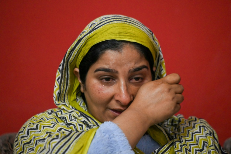 Urusa Khan pleure ses jumeaux tués en fuyant lors du conflit indo-pakistanais de 2025, dans sa maison du district frontalier de Poonch, le 6 avril 2026 en Inde ( AFP / Tauseef MUSTAFA )