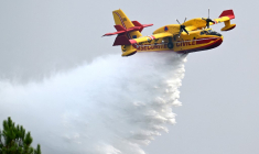 Un Canadair CL-415 en intervention à Luglon (Landes), le 14 août 2026  ( AFP / GAIZKA IROZ )