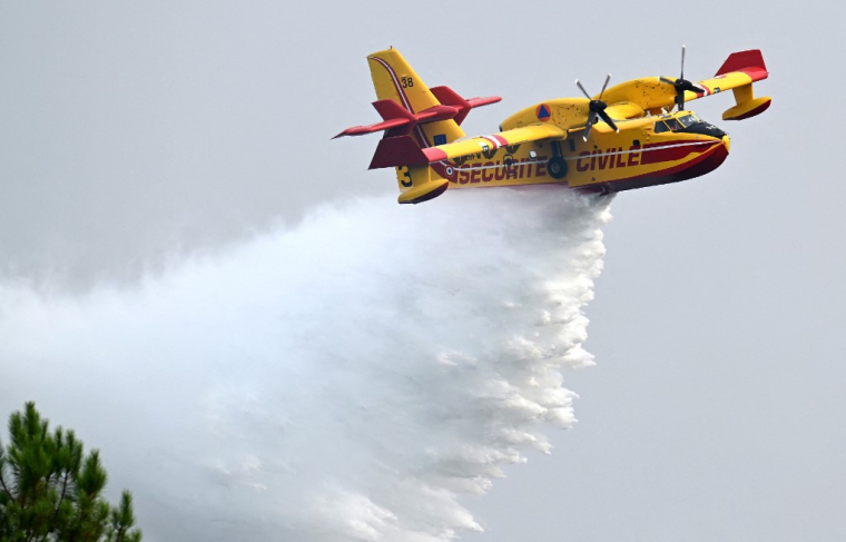 Un Canadair CL-415 en intervention à Luglon (Landes), le 14 août 2026  ( AFP / GAIZKA IROZ )