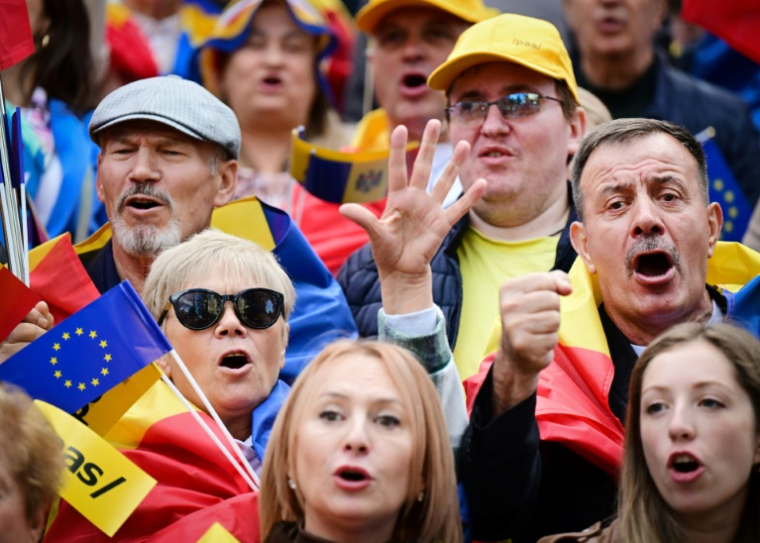 Les partisans du Parti pro-européen Action et Solidarité PAS assistent à un rassemblement  à Chisinau le 26 septembre 2025 avant les élections législatives moldaves ( AFP / Daniel MIHAILESCU )