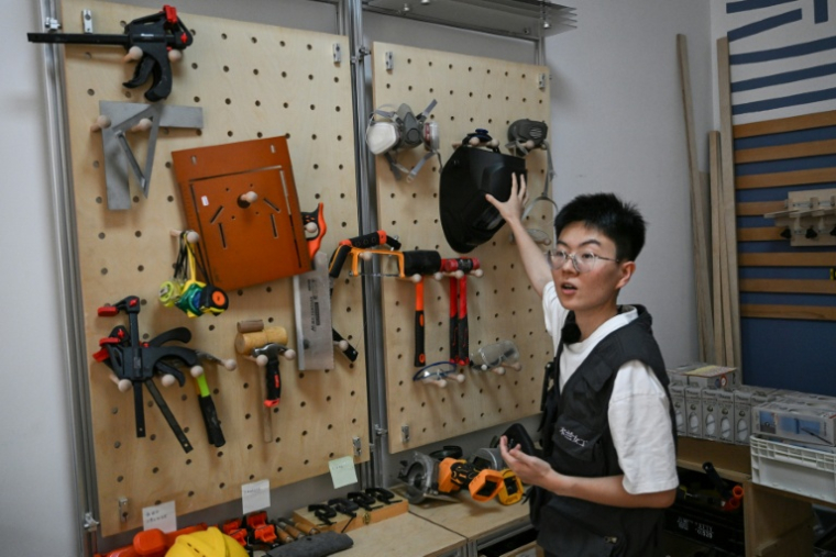 Chen Ming, fondatrice de Mulan Build, dans son atelier à Hangzhou, dans la province du Zhejiang, le 28 juin 2026 dans l'est de la Chine ( AFP / Pedro PARDO )