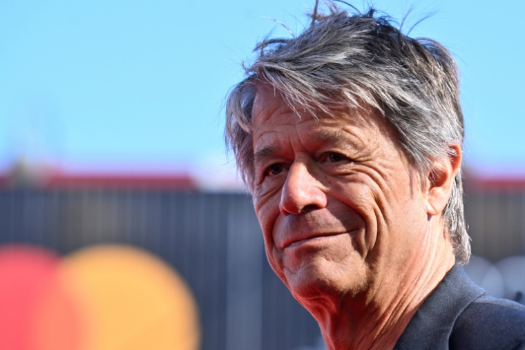 L'écrivain français Emmanuel Carrère assiste au tapis rouge du film "Le Mage du Kremlin" présenté en compétition à la 82e Mostra de Venise (Italie), le 31 août 2025 ( AFP / Tiziana FABI )