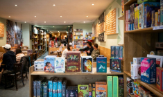 Joueurs et jeux de société dans un bar dédié à Paris le 21 mai 2025 ( AFP / Leo VIGNAL )