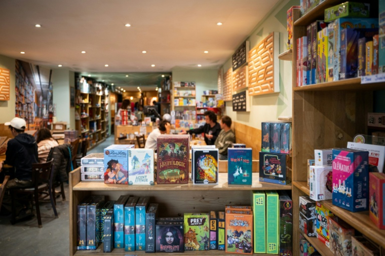 Joueurs et jeux de société dans un bar dédié à Paris le 21 mai 2025 ( AFP / Leo VIGNAL )