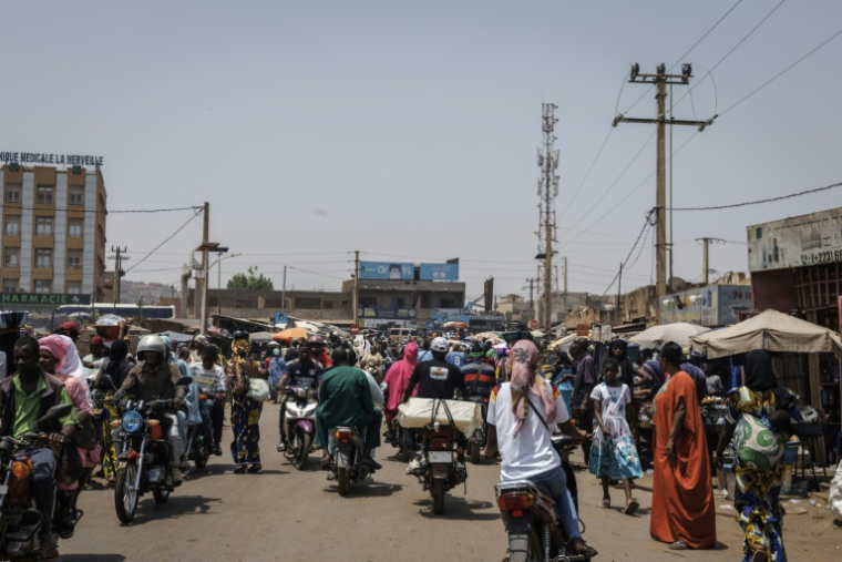 Vue générale de la circulation devant le marché de Yirimadjo, à Bamako, la capitale du Mali, le 26 avril 2026 ( AFP / - )