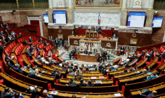 Faute de majorité à l'Assemblée, les grands projets de réforme de la Fonction publique ont été remisés, mais les revendications continuent de s'empiler et la vacance à la tête du ministère dure, au grand dam des agents publics ( AFP / GEOFFROY VAN DER HASSELT )