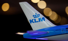 Le logo de KLM est visible sur la queue d'une maquette d'un avion Boeing 777 de KLM à Paris