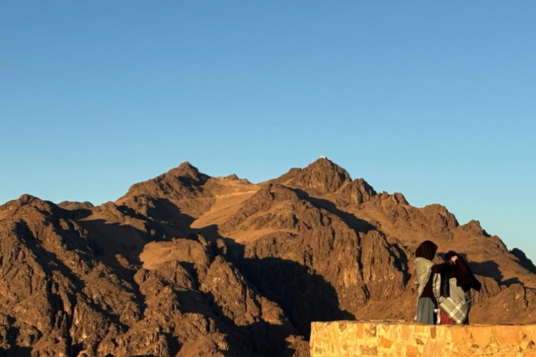 Des touristes au sommet du mont Sinaï, à Sainte-Catherine, en Egypte, le 6 juillet 2025 ( AFP / Bahira AMIN )