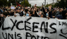 Des protestataires tiennent une banderole lors d'une manifestation de lycéens, le 8 octobre 2026 à Bron (Rhône) ( AFP / JEFF PACHOUD )