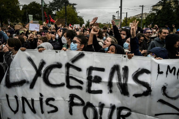 Des protestataires tiennent une banderole lors d'une manifestation de lycéens, le 8 octobre 2026 à Bron (Rhône)  ( AFP / JEFF PACHOUD )
