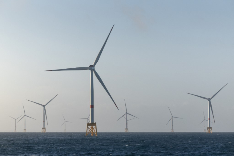 Le nouveau système vise à améliorer la compétitivité de l’éolien offshore installé à longue distance des côtes, par rapport à un raccordement en courant continu (illustration) ( AFP / FRED TANNEAU )