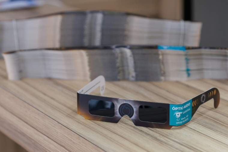 Une paire de lunettes d'observation d'éclipse, certifiées conformes à la norme de sécurité internationale ISO 12312-2:2015, dans un magasin à Burgos, en Espagne, le 2 juillet 2026 ( AFP / CESAR MANSO )