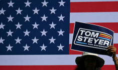Des supporters de Tom Steyer, candidat démocrate à l’élection du gouverneur de Californie, brandissent des écriteaux le soutenant pendant l’un de ses discours de campagne à Los Angeles, le 31 mai 2026 ( AFP / Patrick T. Fallon )
