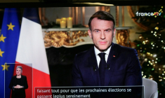 Un écran de television qui diffuse l'allocution des voeux du président Emmanuel Macron, mercredi soir le 31 décembre 2025 depuis l'Elysée ( AFP / Dimitar DILKOFF )
