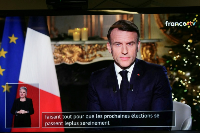 Un écran de television qui diffuse l'allocution des voeux du président Emmanuel Macron, mercredi soir le 31 décembre 2025 depuis l'Elysée ( AFP / Dimitar DILKOFF )