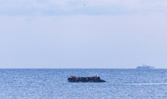 Des migrants tentent de traverser la Manche à bord d'un bateau de passeurs au large de Gravelines, dans le nord de la France, le 14 avril 2026 ( AFP / Sameer Al-DOUMY )