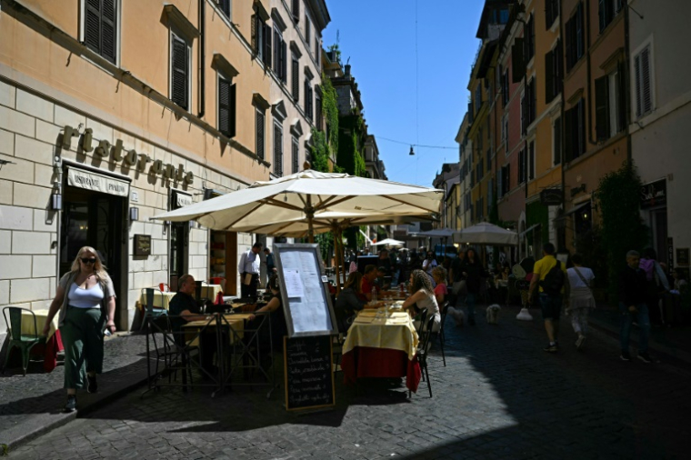 Des clients assis à la terrasse d'un restaurant de la via Borgo Pio, le 29 avril 2025 à Rome ( AFP / Gabriel BOUYS )