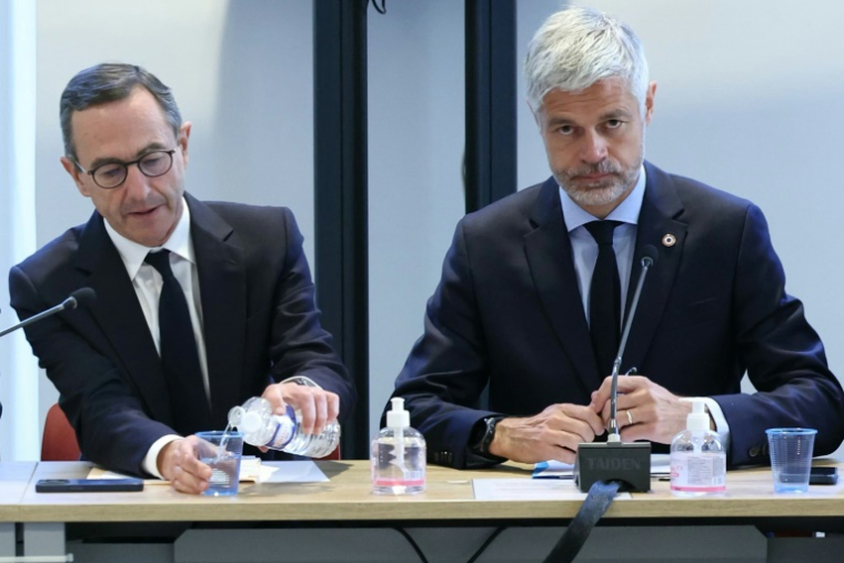 Le président des LR Bruno Retailleau, à gauche, et le président du groupe LR à l'Assemblée nationale, Laurent Wauquiez, à droite, le 20 mai 2025 à Paris ( AFP / Thomas SAMSON )
