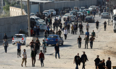 Des travailleurs palestiniens, qui se trouvaient en Israël lors de l'attaque du Hamas du 7 octobre, arrivent à la frontière de Rafah après avoir été renvoyés par Israël dans la bande de Gaza