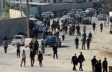 Des travailleurs palestiniens, qui se trouvaient en Israël lors de l'attaque du Hamas du 7 octobre, arrivent à la frontière de Rafah après avoir été renvoyés par Israël dans la bande de Gaza