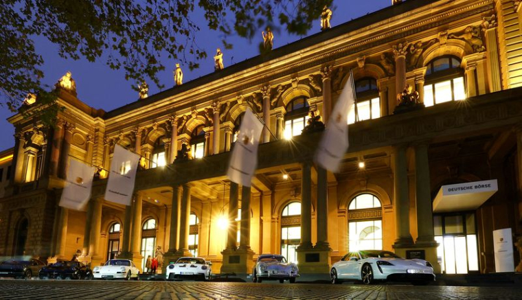 Des voitures du constructeur Porsche sont garées devant le bâtiment de la Bourse avant l'IPO de Porsche à Francfort