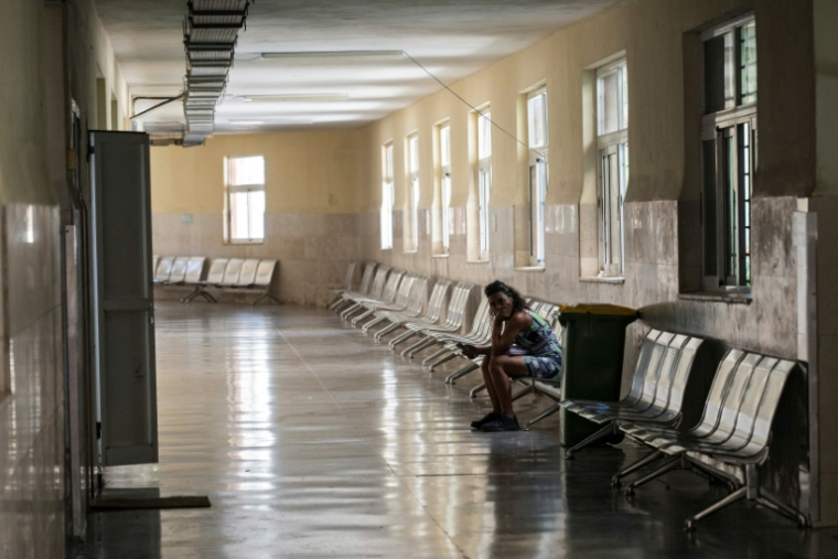 Une femme patiente à l'Institut d'oncologie et de radiobiologie de La Havane, le 1er juillet 2026  ( AFP / YAMIL LAGE )