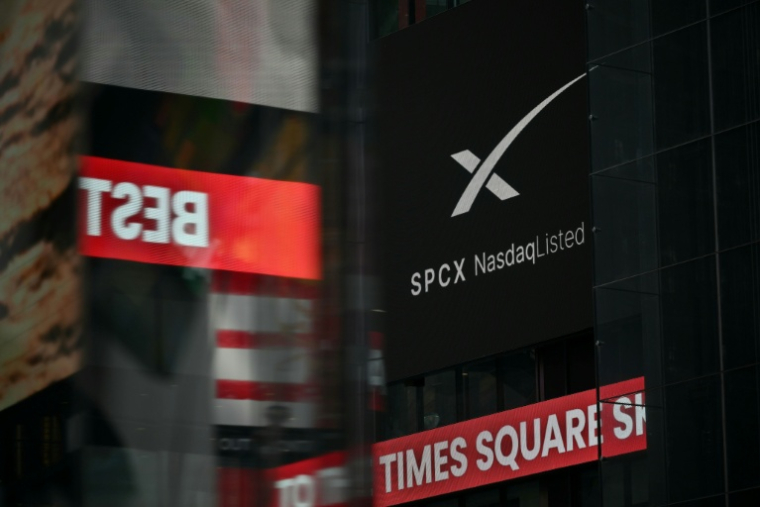 Le logo de SpaceX à New York lors de son introduction en Bourse, le 12 juin 2026 ( AFP / ANGELA WEISS )