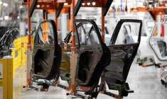Des portes avancent sur une chaîne de montage à l'usine de fabrication BMW à Greer