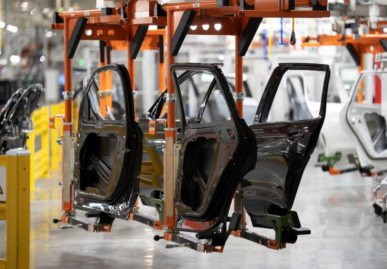 Des portes avancent sur une chaîne de montage à l'usine de fabrication BMW à Greer