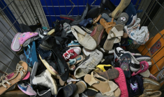 Dans un centre de tri de l'association "Le Relais", à Acigne (Ille-et-Vilaine), le 21 juillet 2025 ( AFP / Damien MEYER )