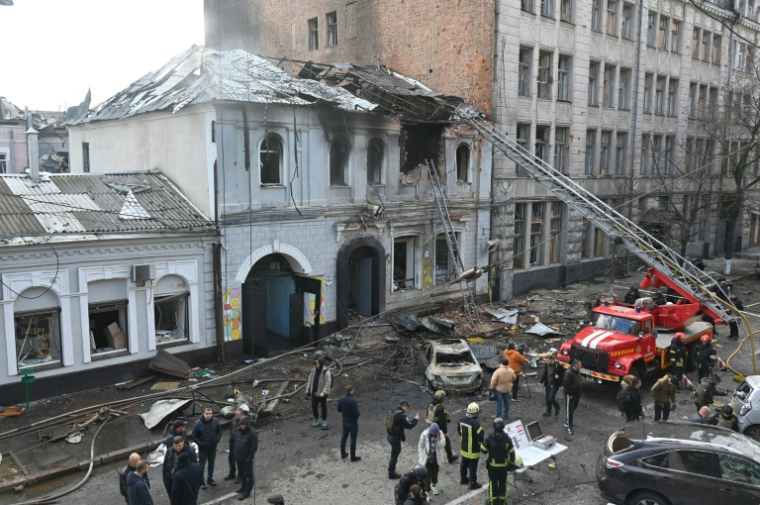 Des secours et des forces de l'ordre ukrainiens sur le site d'une frappe de drone russe qui a touché une école maternelle à Kharkiv, le 22 octobre 2025 ( AFP / SERGEY BOBOK )