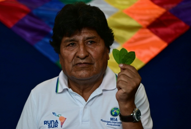 L'ancien président de la Bolivie (2006-2019), Evo Morales, tient des feuilles de coca lors d'une réunion avant le vote au second tour de l'élection présidentielle à Villa 14 de Septiembre, dans le Chapare, département de Cochabamba, en Bolivie, le 19 octobre 2025. ( AFP / ERNESTO BENAVIDES )