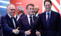Emmanuel Macron avec John Elkann (d) et Carlos Tavares (g) au Salon de l'automobie le 14 Octobre 2024. ( POOL/AFP / LUDOVIC MARIN )