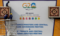 Des travailleurs installent un panneau d'affichage du G20 près du lieu d'une réunion de l'organisation à Gandhinagar, en Inde