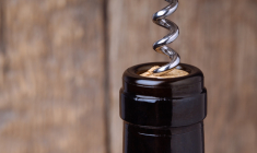 Les échanges de gaz avec l’extérieur ont lieu non seulement au sein du bouchon, mais aussi à l’interface entre le bouchon et le goulot en verre. (crédit: Adobe Stock)