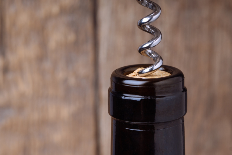 Les &eacute;changes de gaz avec l&rsquo;ext&eacute;rieur ont lieu non seulement au sein du bouchon, mais aussi &agrave; l&rsquo;interface entre le bouchon et le goulot en verre. (cr&eacute;dit: Adobe Stock)