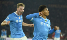 Naples surprend Rome et titille l'AC Milan en tête du classement