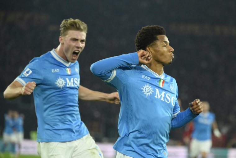 Naples surprend Rome et titille l'AC Milan en tête du classement