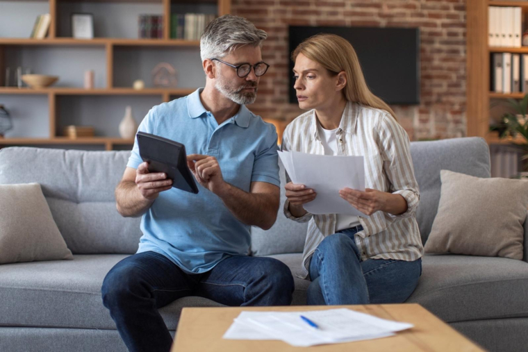 Un client a obtenu l’annulation d’un investissement à cause de frais cachés, soulignant l’importance de la transparence sur les coûts. (Crédit photo: Shutterstock)